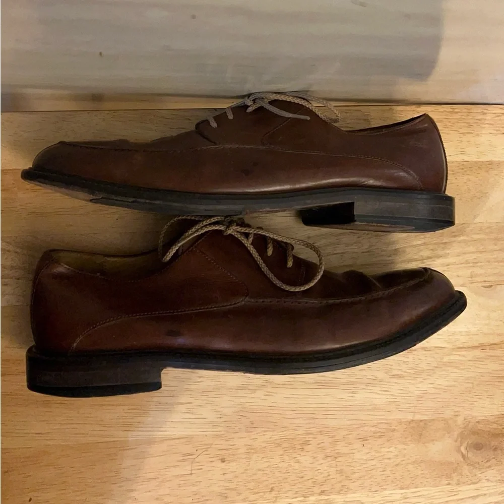 Johnston & Murphy brown leather split-toe derby dress shoe.